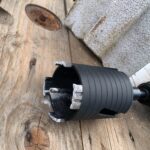 Schwarze Diamant-Bohrkrone von BTEC mit 82 mm Durchmesser, eingeschraubtem SDS-plus-Adapter und separatem Zentrierbohrer
