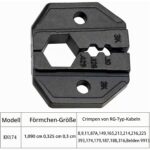 BNC-Ratschen-Crimpzange mit blauem Zangenkopf und roten Griffen, graues Abisolierwerkzeug, dunkle Wechselbacke und zehn vernickelte BNC-Crimpstecker mit Schrumpfschläuchen