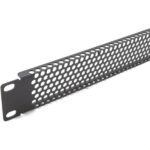 Zwei schwarze 19-Zoll-Rackblenden von einer Höheneinheit mit Mesh-Lochung und Befestigungslaschen