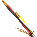 Grauer Ring Fernmeldeleitung J-Y(ST)Y 2x2x0,6 von HB-DIGITAL mit Etikett 25 m, daneben ein abgemanteltes Leitungsende mit vier farbigen Adern und Alu-Folienschirm
