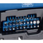 Geöffneter schwarzer Scheppach Kunststoffkoffer WZK120 mit blau-schwarzen Werkzeugen: Knarre, Steckschlüsseleinsätze, Bits, Zangen, Handsäge und Hammer in der Einlage