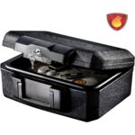 Schwarze Master Lock Feuerschutzkassette L1200 mit geöffnetem Deckel, Schlüsselschloss und Tragegriff