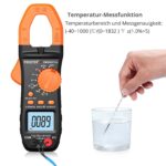 Orange-schwarze Proster Stromzange mit beleuchtetem LCD, geöffneten Messbacken, Messleitungen, Krokodilklemmen und Aufbewahrungstasche
