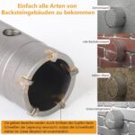 Vier silberne Hohlbohrkronen mit Hartmetallzähnen in den Grössen 30, 40, 50 und 68 mm, daneben Verbindungsstange mit SDS-plus-Schaft, Zentrierbohrer und Schraubenschlüssel