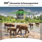 Wildkamera DEATTI DET-T4 im Tarnmuster mit Objektiv, Bewegungssensor und Infrarot-LEDs, daneben acht AA-Batterien