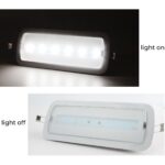 Zwei flache weisse LED-Notleuchten aus ABS mit klarer Kunststoffabdeckung und seitlichen Montageclips