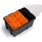 Vier schwarze KENDO Sortierboxen mit orangen Innenfächern und transparenten Deckeln, gestapelt