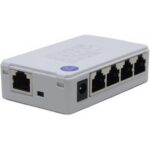 Kompakter PoE-Passthrough-Switch von DSLRKIT mit schwarzer Deckelplatte und weissem Gehäuse, vier PoE-Ausgängen LAN1 bis LAN4, Uplink-Port, DC-Buchse und Schiebeschalter LAN/Ext