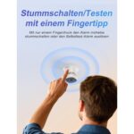 Fünf weisse Mini-Rauchmelder Heiman HS1SA mit rotem Testknopf, kreisförmig angeordnet, daneben ein Melder in einer Hand als Grössenvergleich