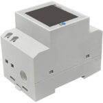 Weisser Hutschienen-Stromzähler KETOTEK D52-2047HD mit farbigem LC-Display, das Watt, Kilowattstunden, Spannung, Frequenz, Strom und Leistungsfaktor zeigt