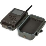 Wildkamera GardePro E8 im Tarnmuster mit Antenne, daneben ein Smartphone mit dem Livebild der Kamera