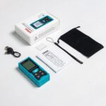 Türkisfarbener Kiprim LD100 Laser-Entfernungsmesser mit grossem LC-Display, grünem Laserstrahl und USB-C-Ladekabel