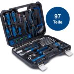 Geöffneter schwarzer Scheppach Kunststoffkoffer WZK120 mit blau-schwarzen Werkzeugen: Knarre, Steckschlüsseleinsätze, Bits, Zangen, Handsäge und Hammer in der Einlage
