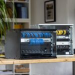 Schwarzer 19-Zoll-Netzwerkschrank HMF 65704-02 mit vier Höheneinheiten, Glastür und zwei Lüftungsöffnungen im Deckel