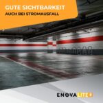 Weisse LED-Fluchtwegleuchte aus Polykarbonat mit grünem Rettungszeichen und weissem Richtungspfeil für die Wandmontage