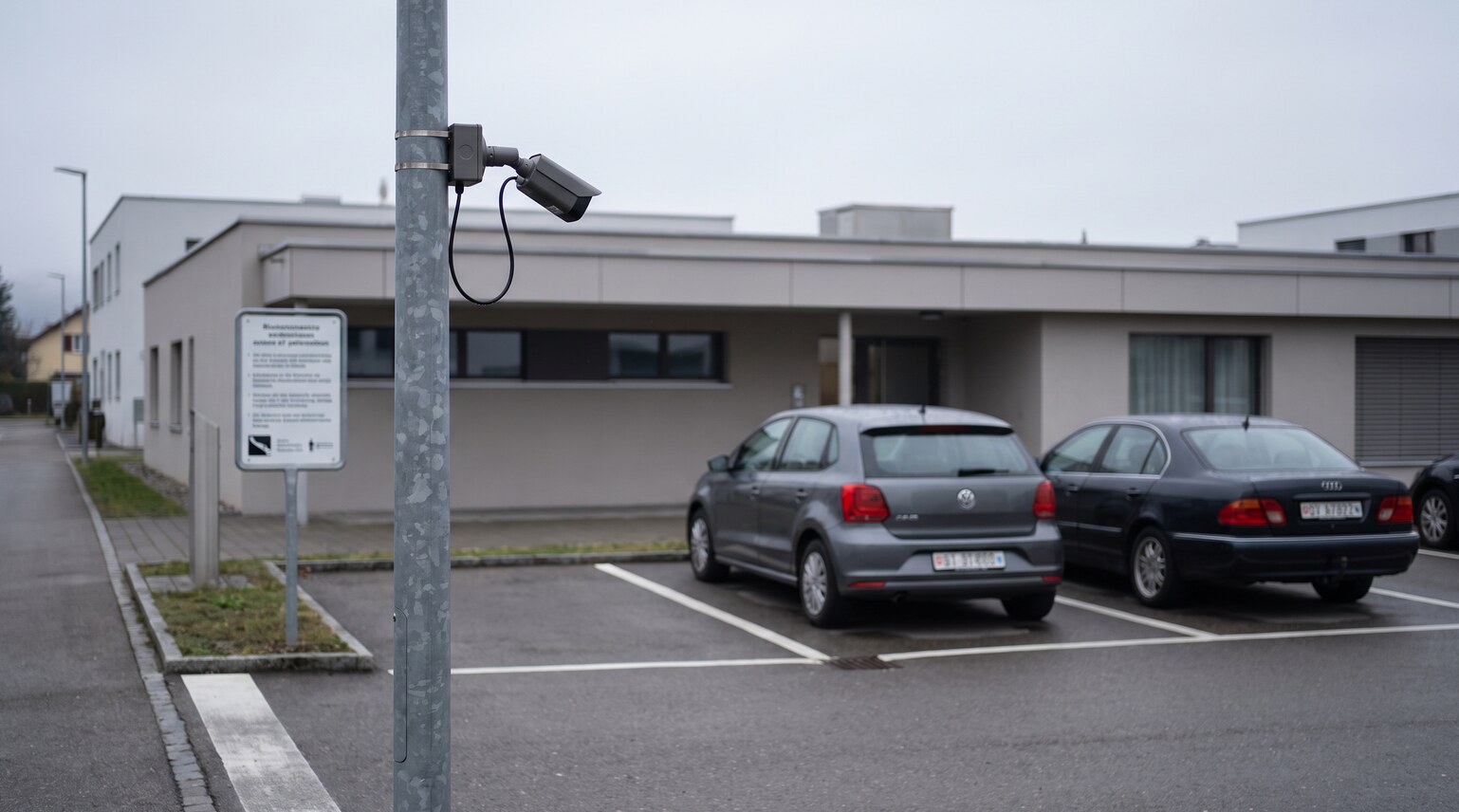 Sicherheitskamera am Eingang eines privaten Parkplatzes zur Kennzeichenerfassung