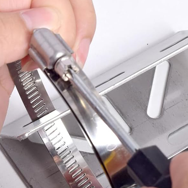Die Helweet Masthalterung hat drei verstellbare Ringe mit einem Bereich von 25 bis 200 mm für Stangen und Rohre. – Detail 8