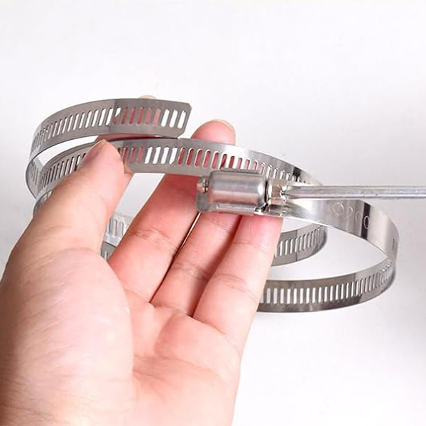 Die Helweet Masthalterung hat drei verstellbare Ringe mit einem Bereich von 25 bis 200 mm für Stangen und Rohre. – Detail 6
