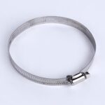 Die Helweet Masthalterung hat drei verstellbare Ringe mit einem Bereich von 25 bis 200 mm für Stangen und Rohre.