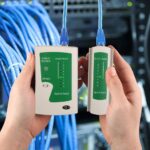 Die Solsop Crimpzange verarbeitet RJ45-Stecker mit Schritttechnik. Im Set liegen 50 Stecker, 50 Hüllen und ein Kabeltester.