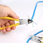Die Solsop Crimpzange verarbeitet RJ45-Stecker mit Schritttechnik. Im Set liegen 50 Stecker, 50 Hüllen und ein Kabeltester.