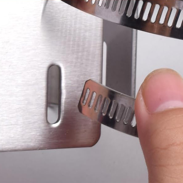 Die Helweet Masthalterung hat drei verstellbare Ringe mit einem Bereich von 25 bis 200 mm für Stangen und Rohre. – Detail 7