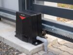 Hikvision Schiebetorantrieb DS-K3GL606WX montiert auf Betonsockel mit Zahnstange, Visualisierung