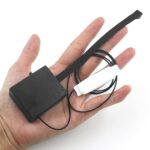 Mini-Kamera mit Induktionsspule in der Hand