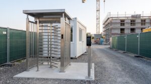 Vollhöhen-Drehkreuz mit Gesichtserkennungsterminal am Eingang einer Baustelle